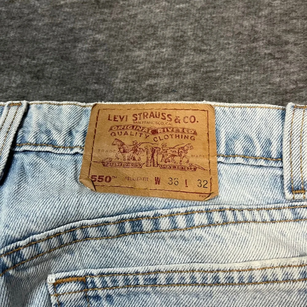Levis 550 Relaxed Fit Light Wash Distressed Denim Jeans Mens 36x32 vintage 90s